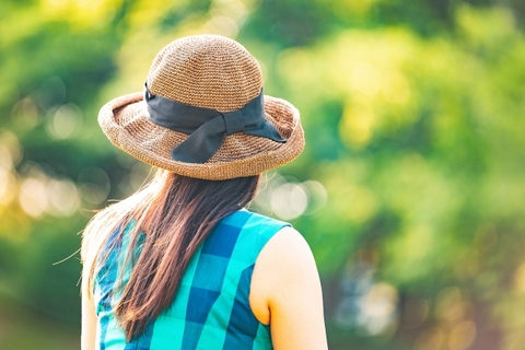 麦わら帽子の女性　後ろ姿